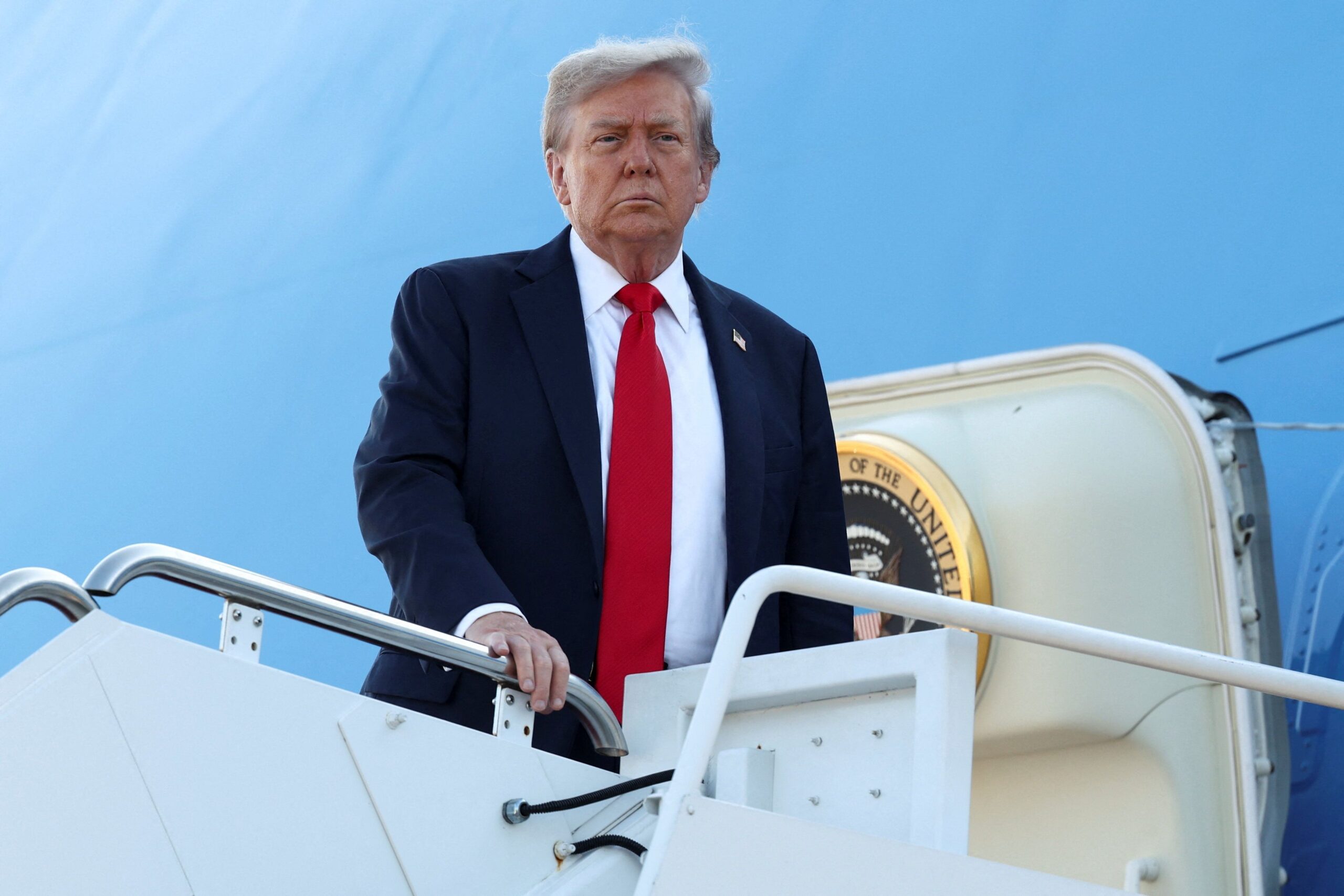 Cariúcha e filho do Gugu são vistos aos beijos em festa de João Silva