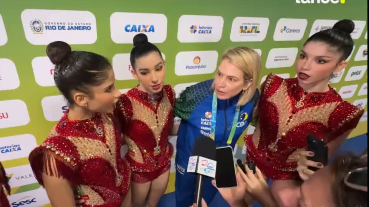 Conjunto do Brasil durante apresentação de simples no Mundial de Ginástica Rítmica (Foto: Ivan Carvalho / CBG)
