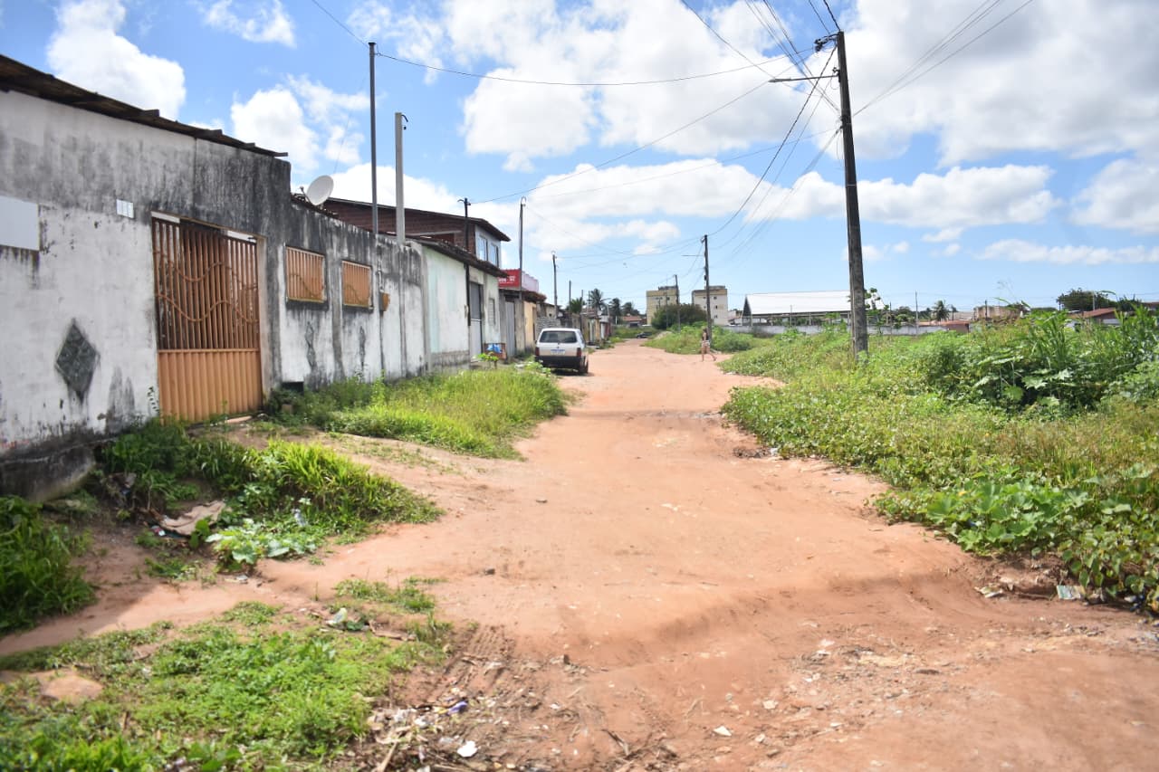 Prefeitura de São Gonçalo anuncia mais obras de calçamento e espaço esportivo