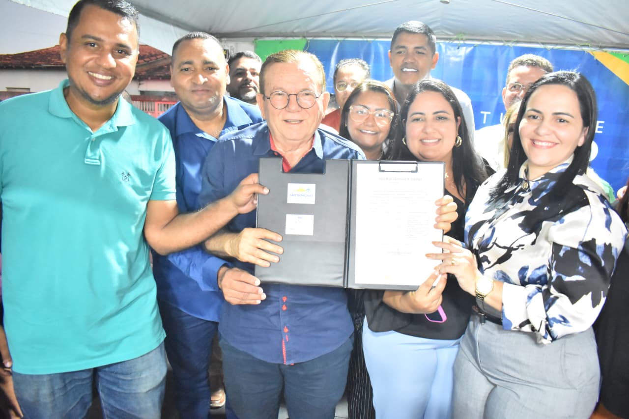 Moradores do Santa Terezinha comemoram o início das obras de calçamento das ruas Santa Efigênia e São Caetano