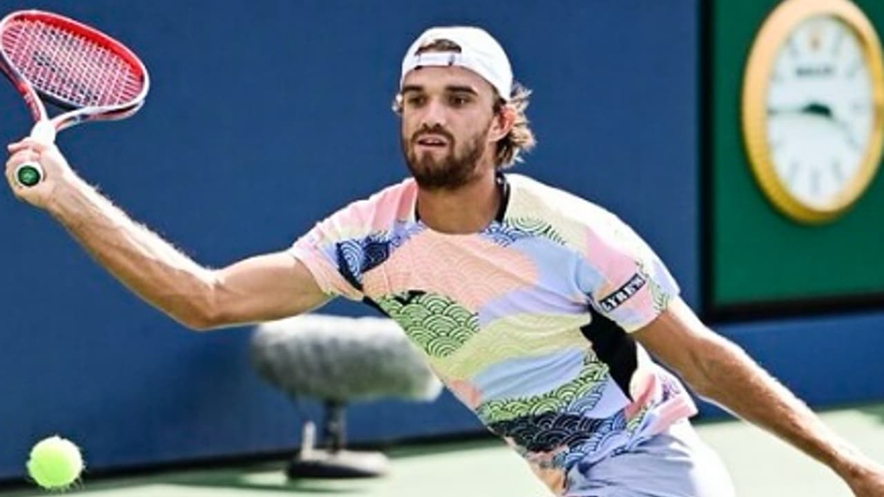 O sérvio Novak Djokovic após a vitória sobre o americano Learner Tien (Foto: CHARLY TRIBALLEAU / AFP)