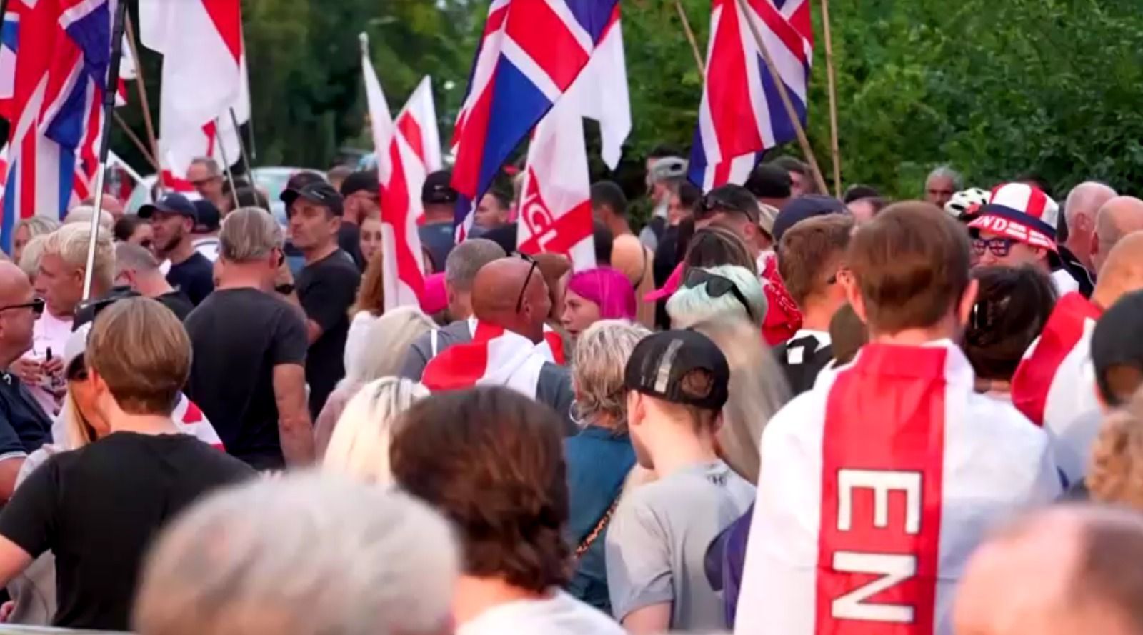 protestos-anti-imigracao-no-reino-unido.jpg inglês