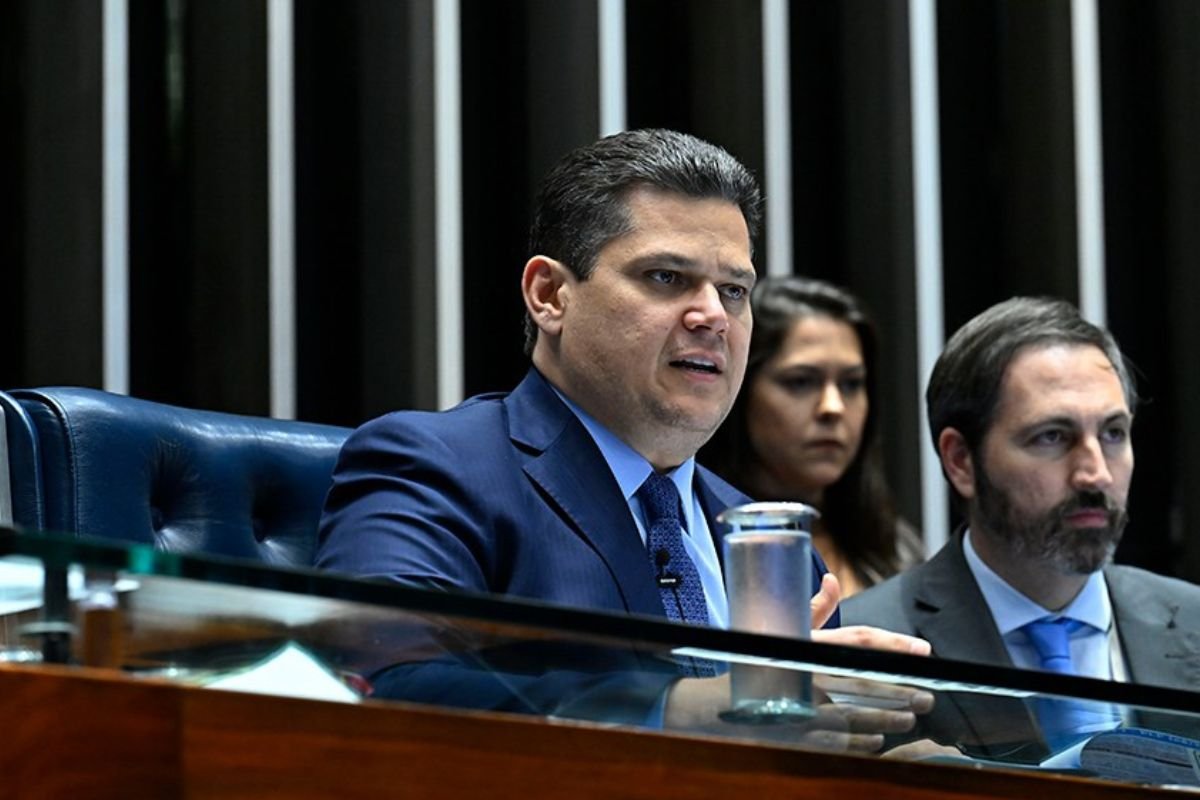 Presidente do Senado determina arquivamento da PEC 3/2021 após rejeição unânime na CCJ, encerrando discussão sobre imunidade processual a parlamentares.