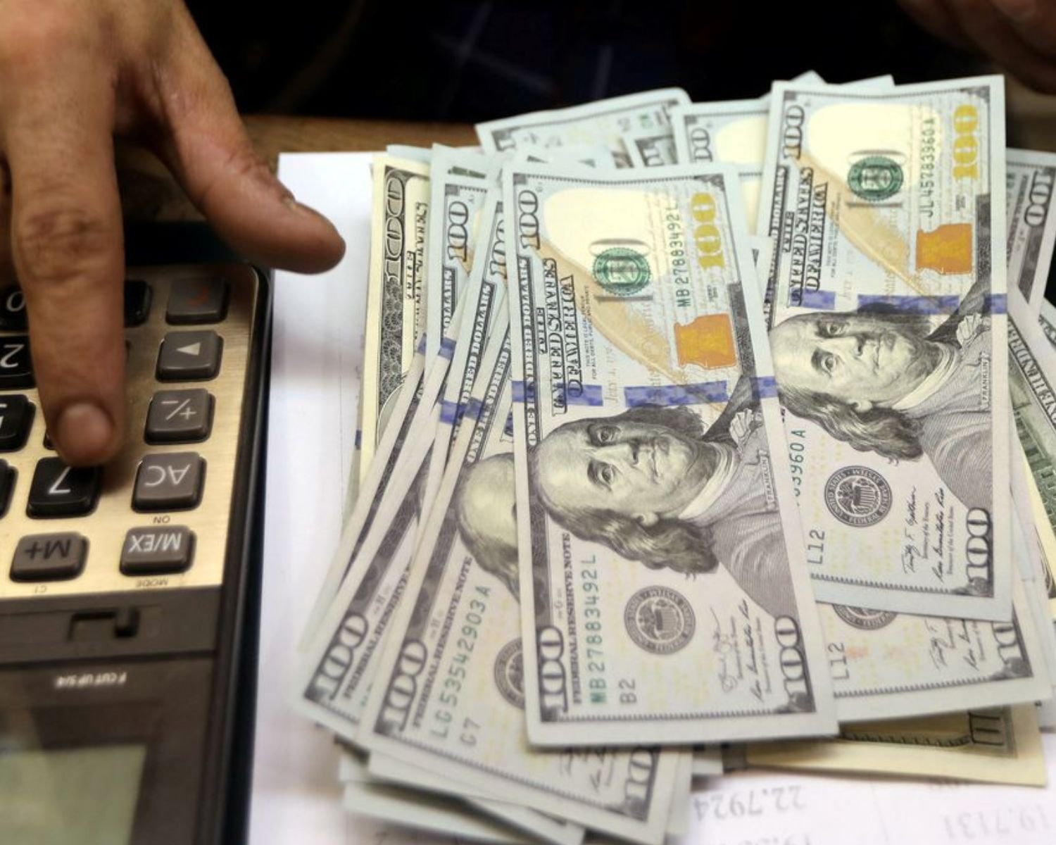 Dólar recua 0,69% e fecha a R$ 5,35, menor valor em 15 meses, com expectativa de cortes de juros nos EUA e Selic mantida em 15%.