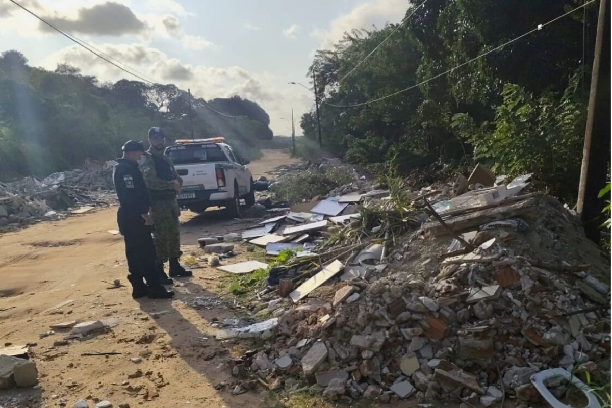 Semurb realizou fiscalização ambiental em Natal e aplicou autuações por descarte irregular de resíduos e irregularidades na orla de Ponta Negra.