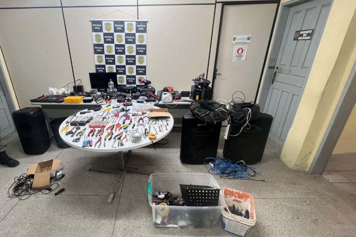 Policia Civil cumpre mandado de prisão contra homem de 18 anos suspeito de furtos, arrombamentos e disparos de arma de fogo na zona rural de Macaíba.