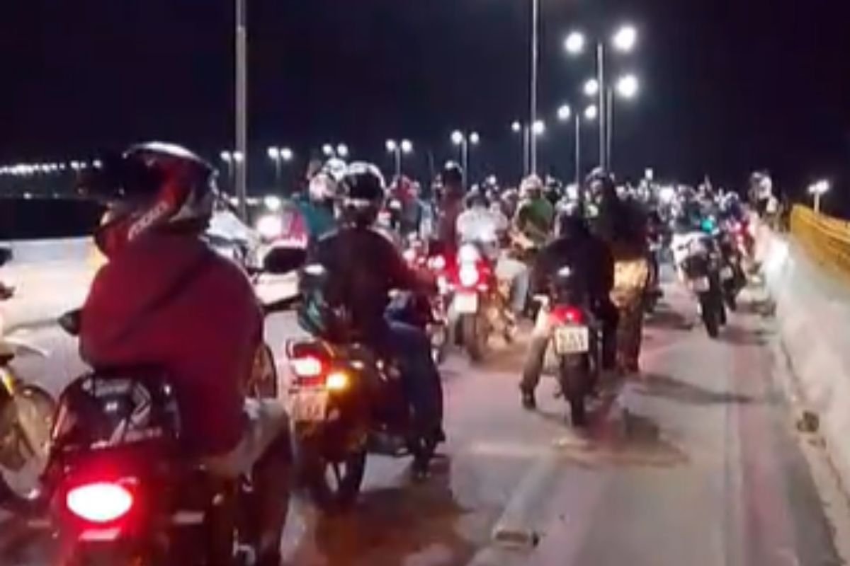 Motociclistas realizam manifestação na ponte Newton Navarro em solidariedade ao moto-entregador Rafael Soares, morto em acidente na Avenida João Medeiros Filho.