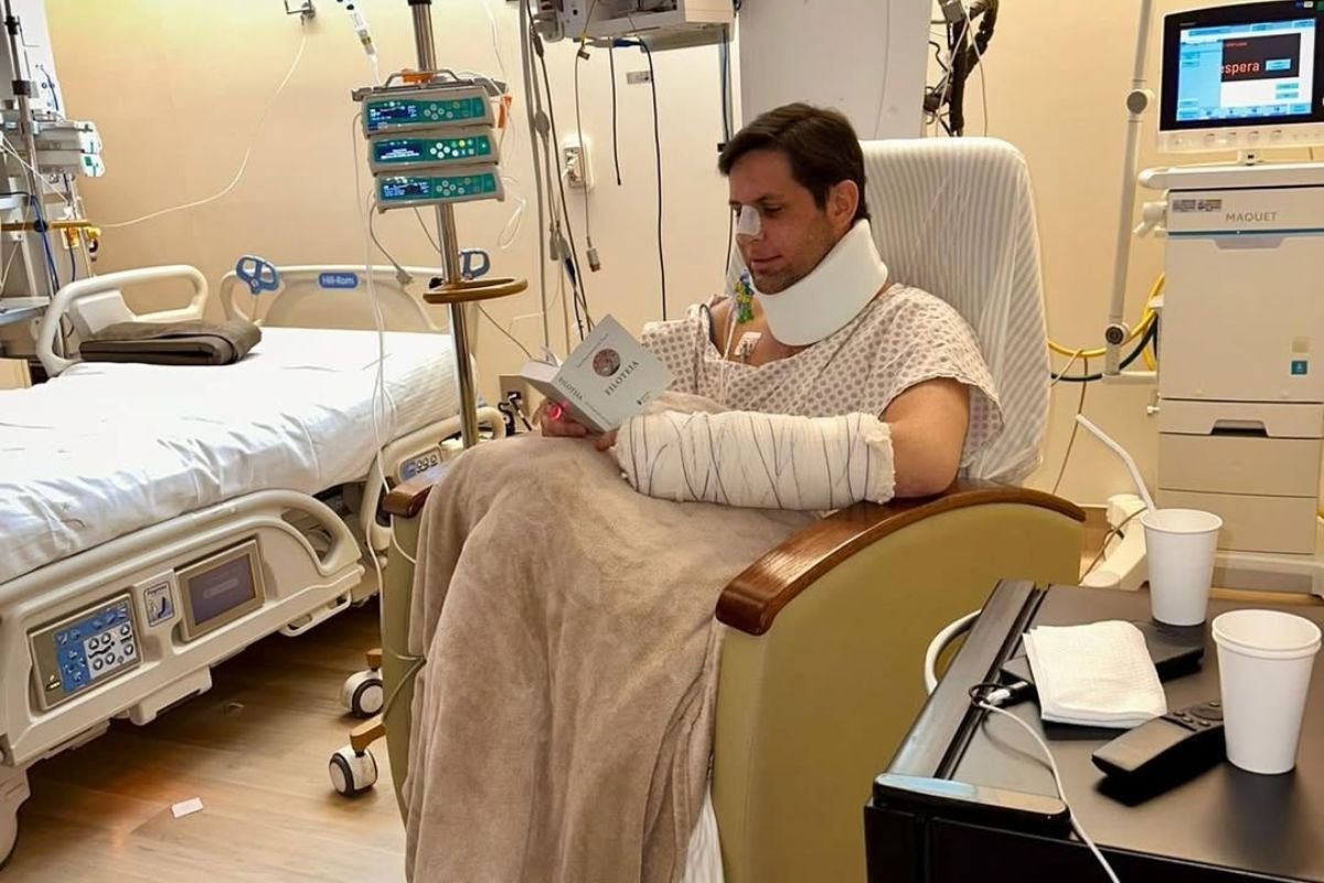 Ex-deputado Rafael Motta surge lendo em postagem após acidente de kitesurfe. Ele segue em recuperação no Hospital Vila Nova Star, em São Paulo.