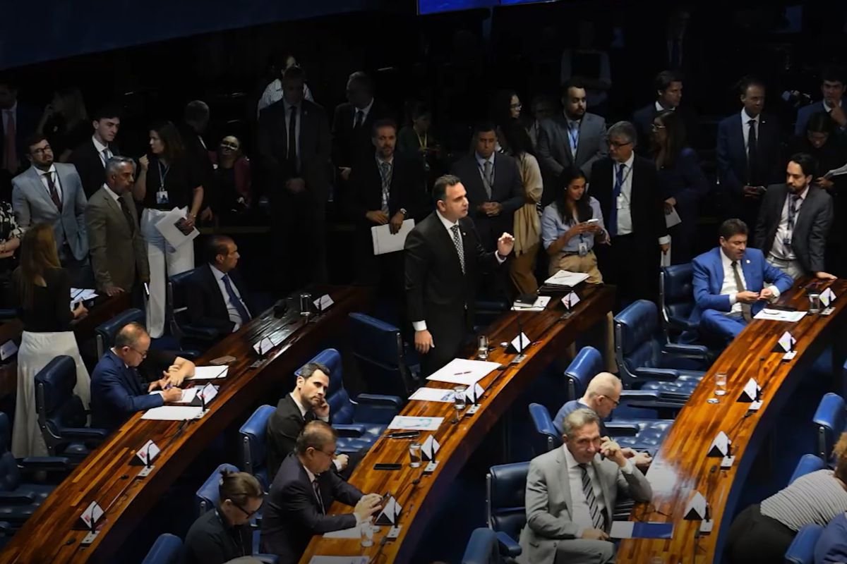 Projeto aprovado no Senado isenta do IR quem ganha até R$ 5 mil e cria imposto mínimo para rendas altas. Texto vai para a Câmara.