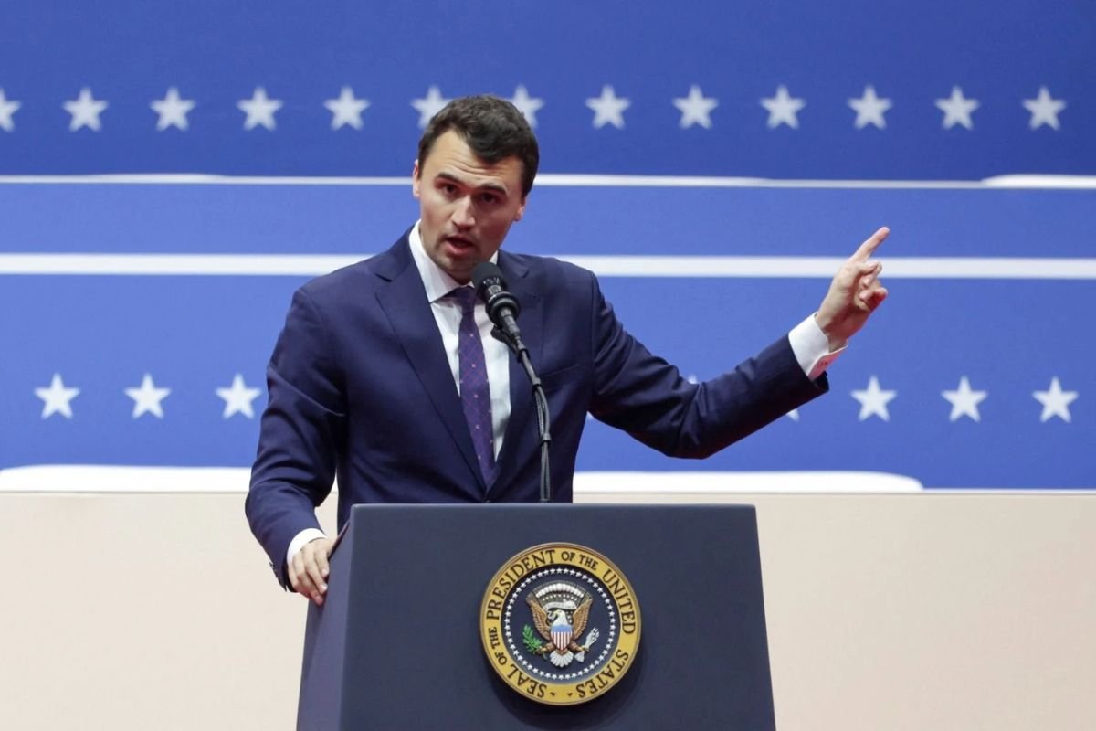 O comentarista e ativista de extrema direita Charlie Kirk foi baleado durante evento na Universidade Utah Valley e morreu. Trump pediu orações e lamentou a perda.