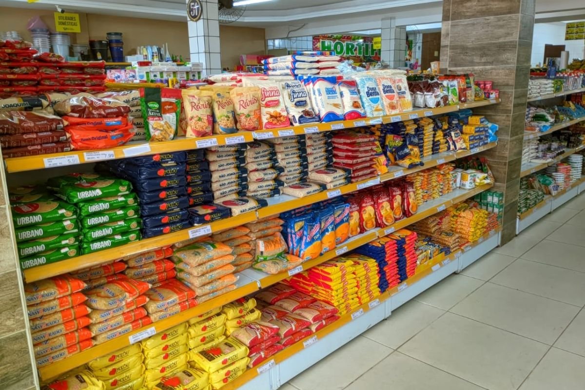 Procon Natal aponta redução de 2,03% no preço da cesta básica em agosto. Hortifrúti liderou as quedas, com destaque para tomate e cebola.