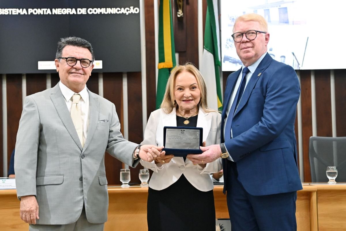 homenagem-presidente-Sistema-Ponta-Negra.jpg Miriam de Sousa recebe homenagem do Grupo União Comunitária pelos 308 anos do Bairro das Quintas, reconhecendo sua contribuição social e cultural.