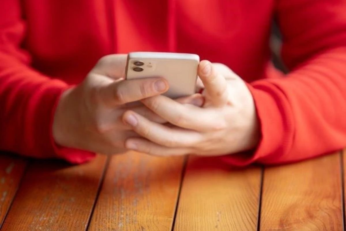 Estudo inédito mapeia violência sexual online contra crianças e adolescentes no Brasil e propõe políticas públicas para prevenção e proteção.