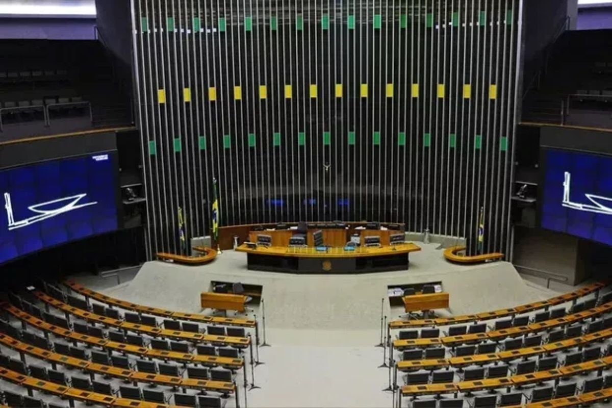 Câmara dos Deputados vota urgência para projeto que cria a bancada cristã, formada por parlamentares evangélicos e católicos.