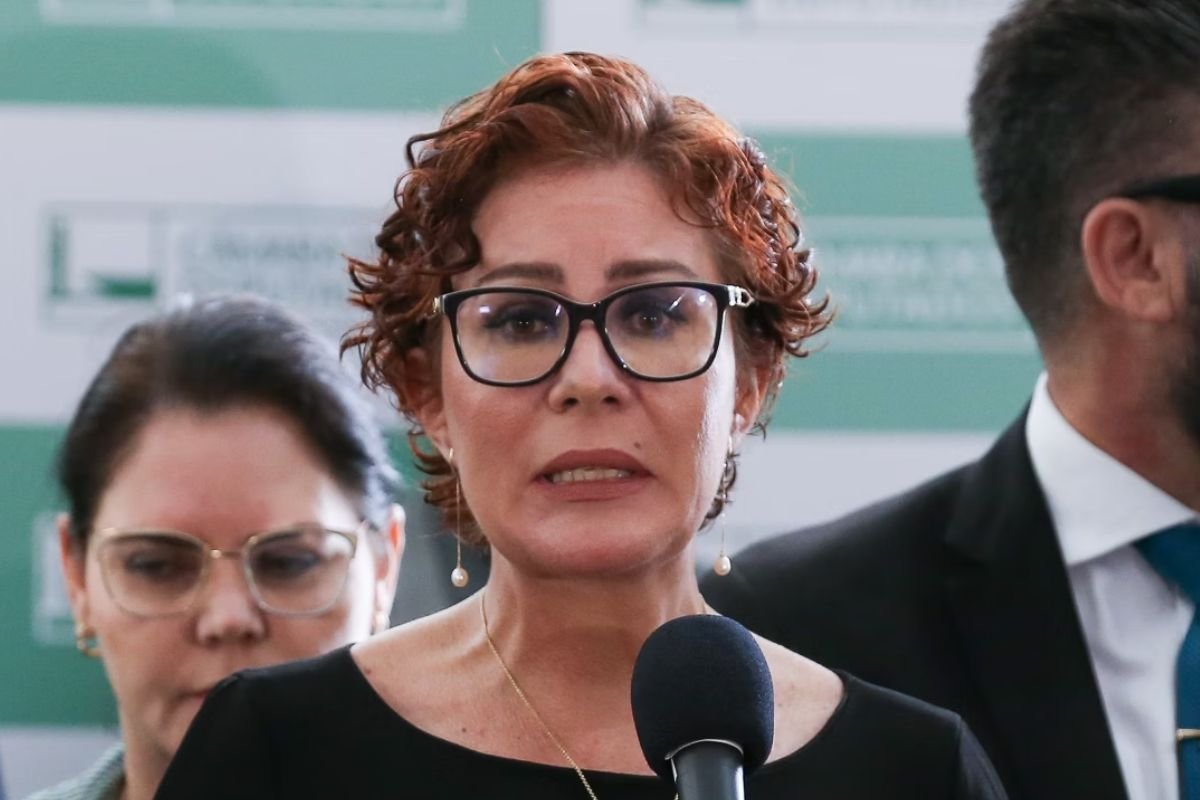 Deputada federal licenciada Carla Zambelli, presa na Itália, terá extradição aprovada pelo MP italiano após condenações pelo STF.