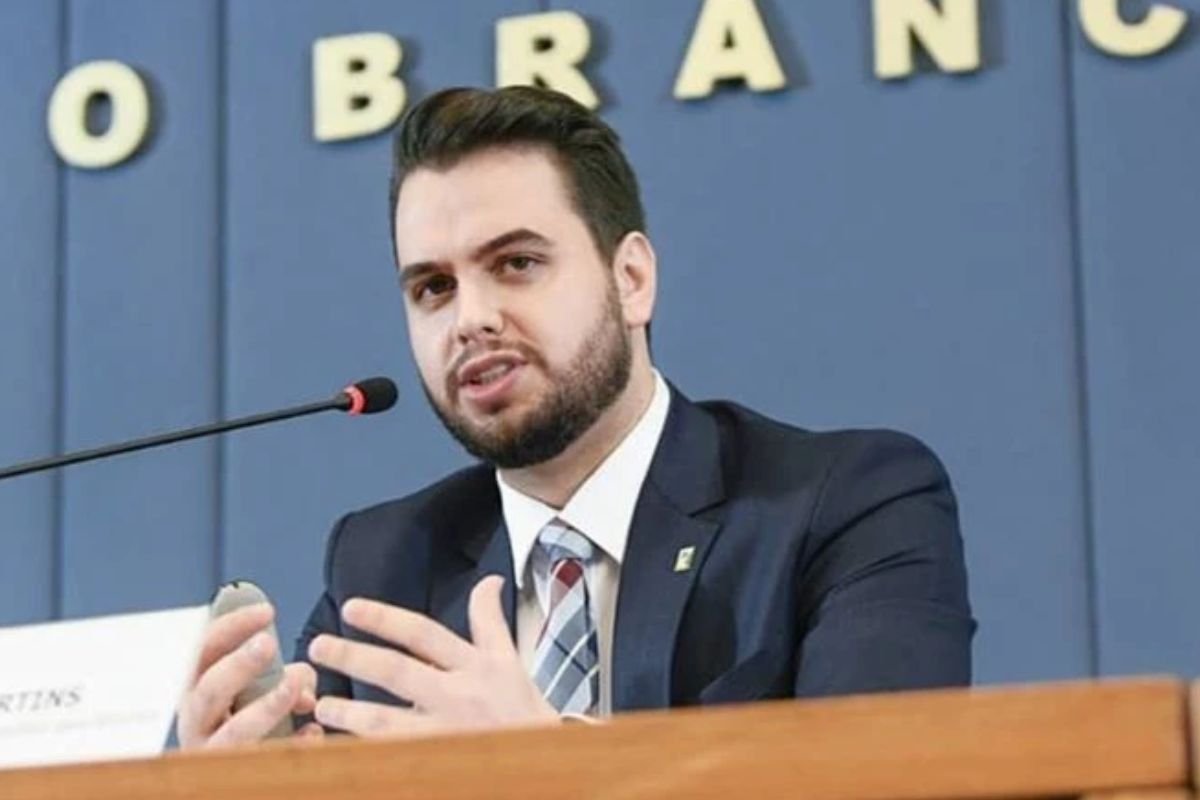 Ex-assessor-de-Bolsonaro-e-Moraes-em-polemica.jpg