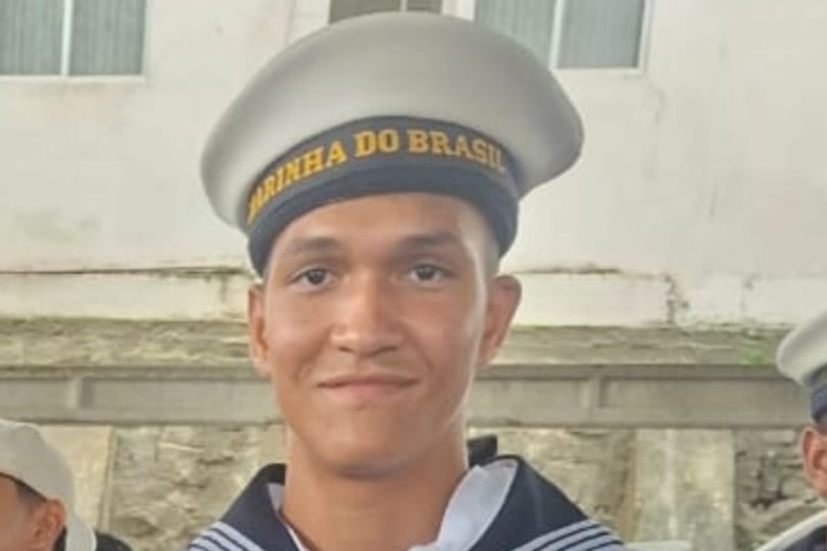 A Marinha realiza buscas por um militar desaparecido após ser arrastado pela correnteza na Praia do Forte, em Natal, desde quarta-feira (8).