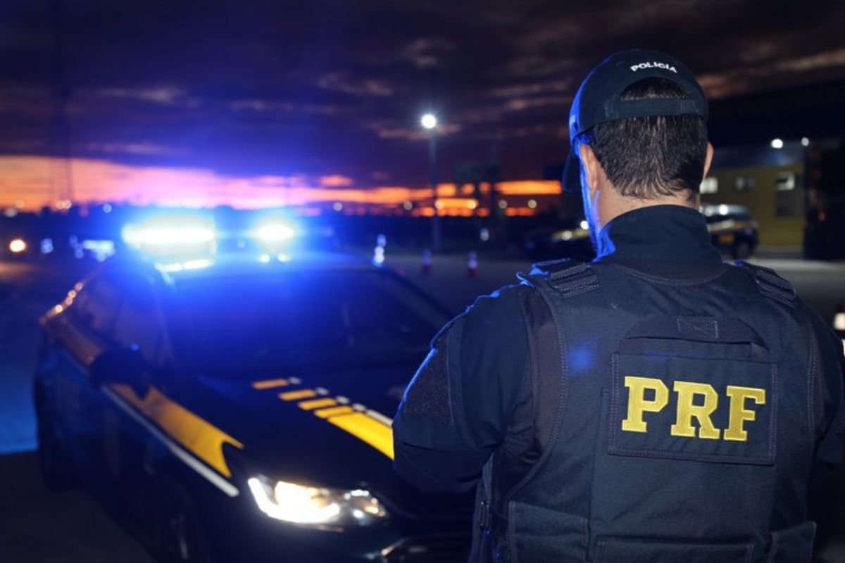 Polícia Rodoviária Federal apreende três armas de fogo com motorista de 58 anos na BR-101, que também se recusou ao teste do bafômetro.