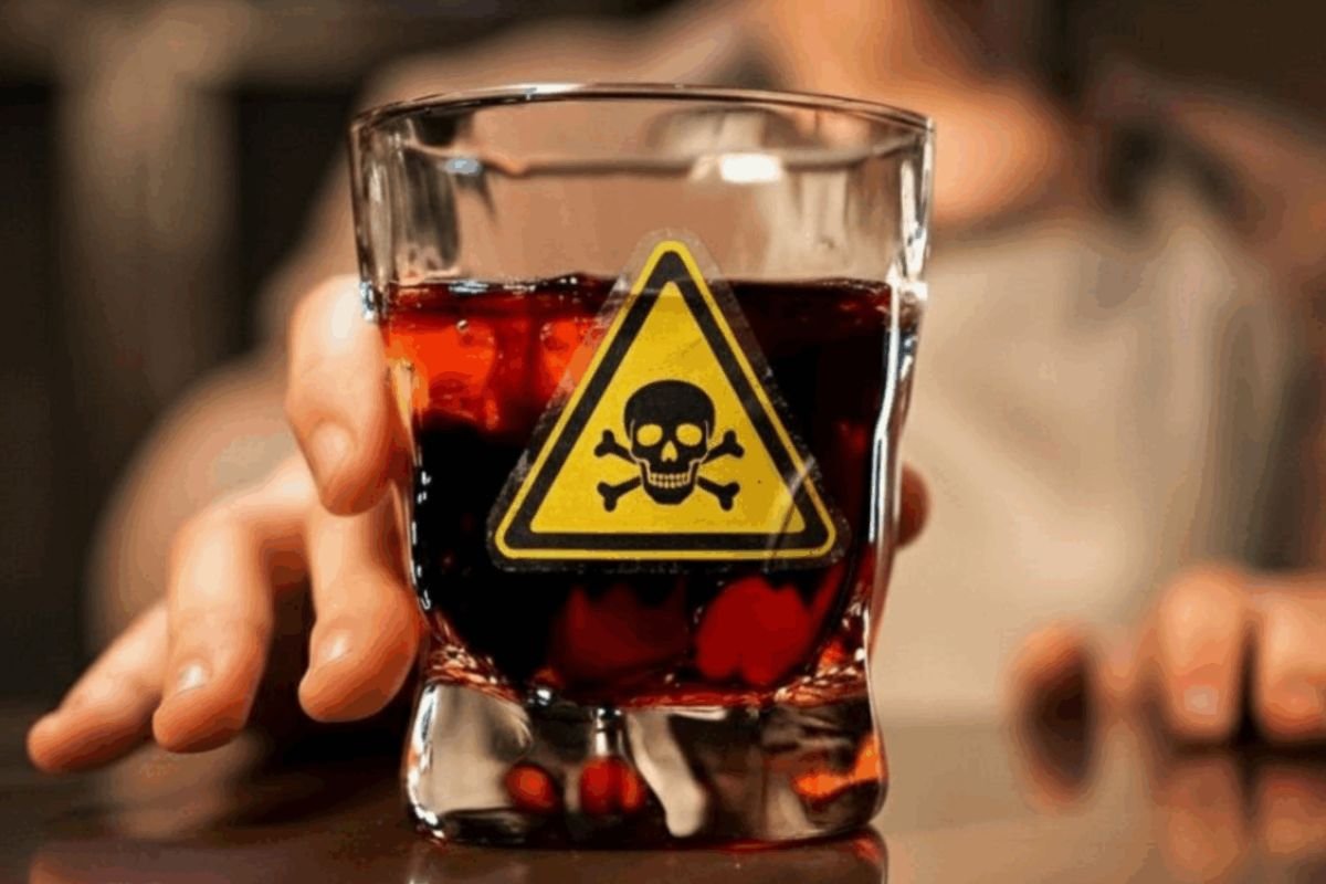 Casos de intoxicação por metanol seguem em investigação em cinco estados, segundo o Ministério da Saúde.