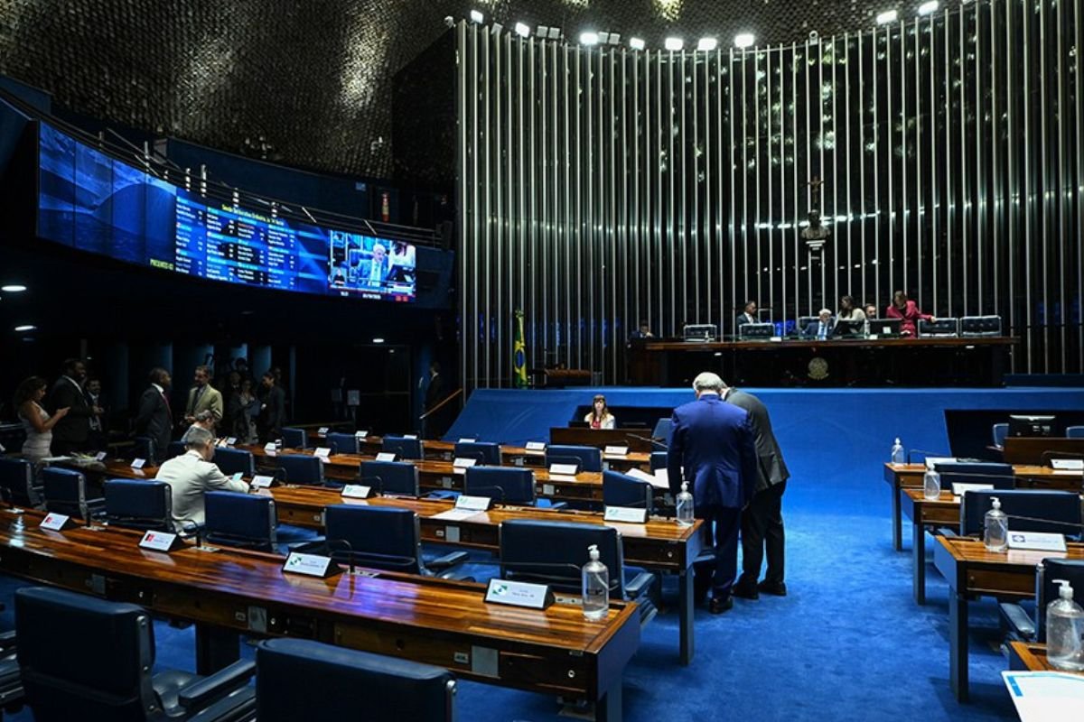 Senado aprova projeto que proíbe empréstimo consignado sem autorização expressa do beneficiário. Texto segue para análise da Câmara.