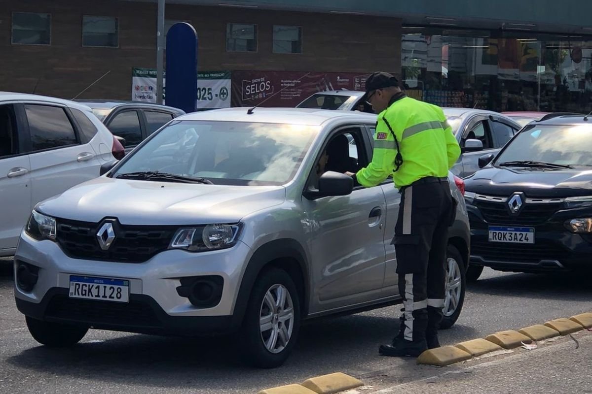 STTU realiza ações educativas em Natal sobre faixa exclusiva de transporte e segurança viária, promovendo conscientização e respeito no trânsito.