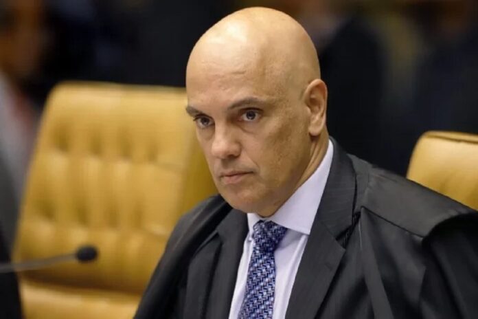 Alexandre de Moraes determinou que o governador Cláudio Castro preste esclarecimentos sobre a megaoperação policial nos complexos do Alemão e da Penha.