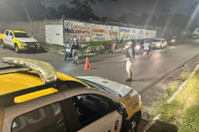 CPRE flagrou um homem dirigindo embriagado com um bebê de nove meses na garupa da moto durante a Operação Zero Álcool, em Parnamirim.