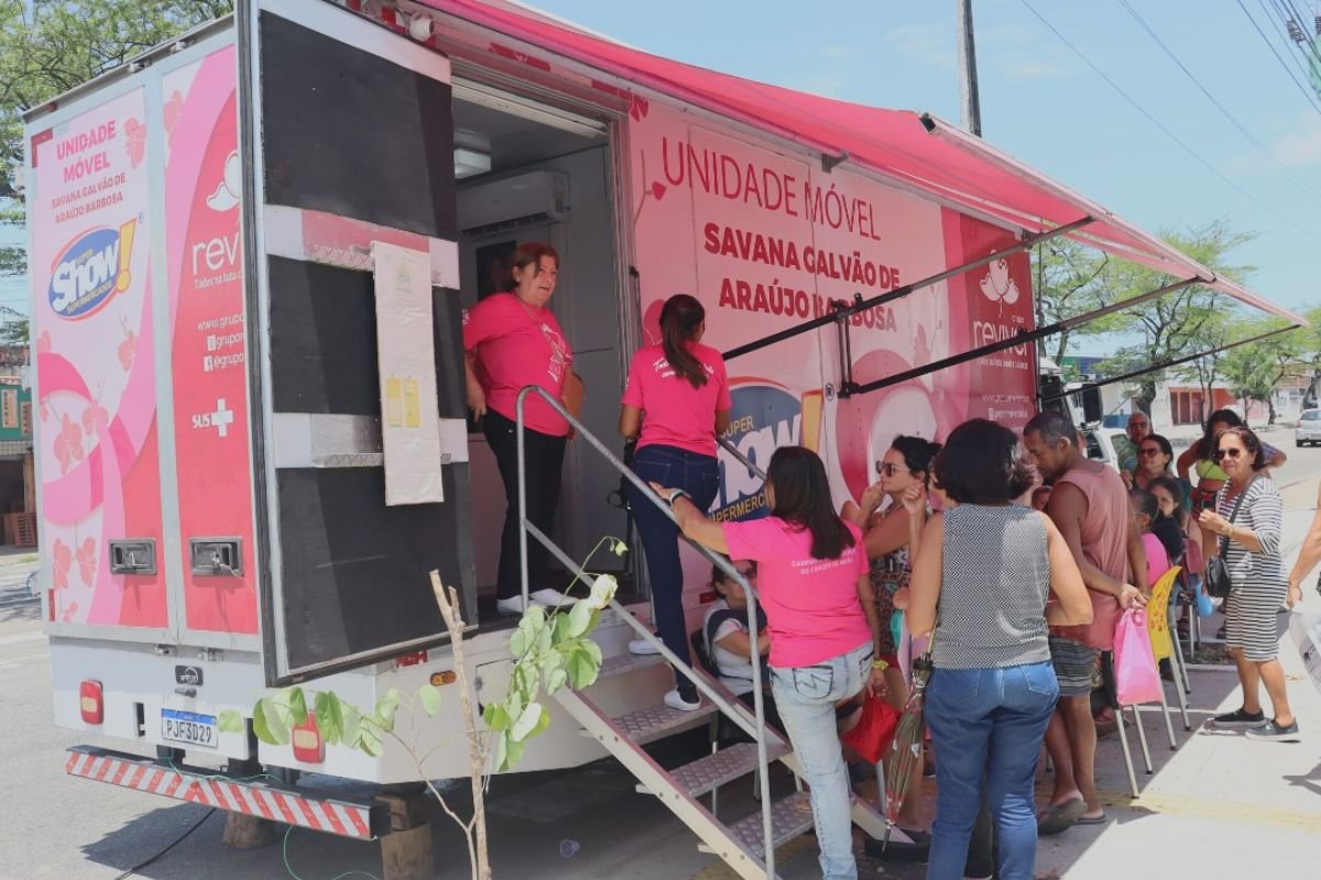 Bairro Lagoa Azul recebe unidade móvel de mamografia gratuita de 13 a 17 de outubro, dentro da campanha Outubro Rosa, para prevenção do câncer de mama.