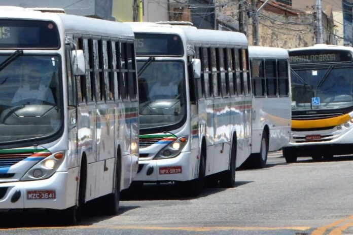 Prefeitura de Natal sanciona lei que isenta empresas de transporte público do ISS até 2026 para garantir equilíbrio econômico e transparência no sistema.