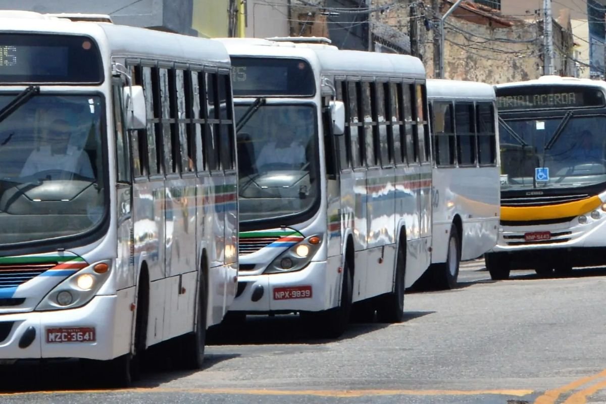 Prefeitura de Natal sanciona lei que isenta empresas de transporte público do ISS até 2026 para garantir equilíbrio econômico e transparência no sistema.