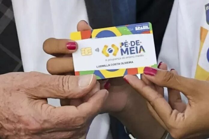 MEC libera R$ 200 para estudantes do ensino médio no programa Pé-de-Meia; pagamento ocorre até 3 de novembro conforme mês de nascimento.