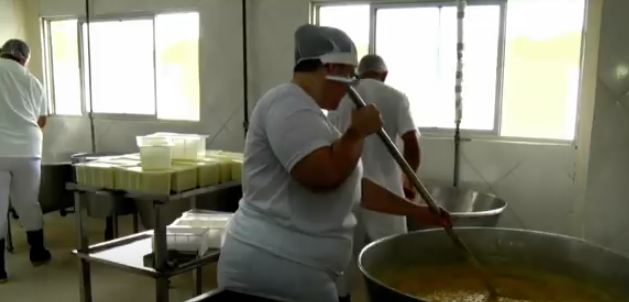 queijeiras-ceara-mirim.png Produtor rural trabalha na fabricação de queijos artesanais em Ceará-Mirim após nova lei municipal sancionada por Antônio Henrique.