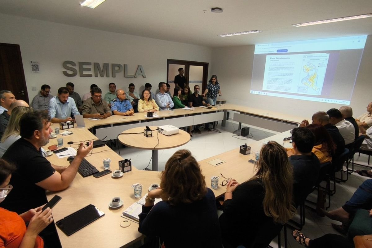 Prefeitura discute ações do Plano Diretor e revitalização da Ribeira e Cidade Alta, com foco em moradia, economia e desenvolvimento sustentável.