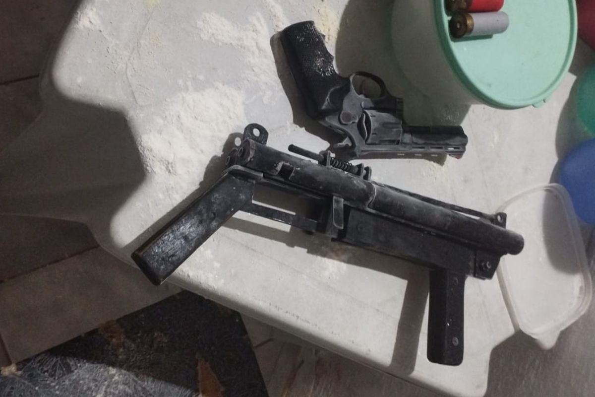 Polícia encontra armas escondidas em geladeira durante operação na Grande Natal. Mulher foi levada à delegacia e o caso será investigado.