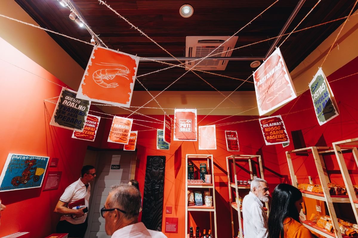 Exposicao-Feito-Potiguar.jpg A mostra Feito Potiguar segue aberta até 23 de novembro na Pinacoteca do RN, com entrada gratuita e mais de 50 artistas homenageados.