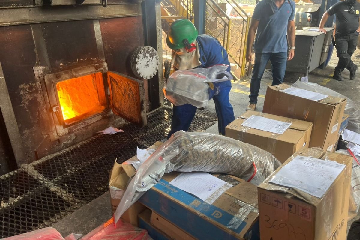 A Polícia Civil do RN incinerou mais de 1,3 tonelada de drogas em Goianinha, reforçando o combate ao tráfico e ao crime organizado no estado.