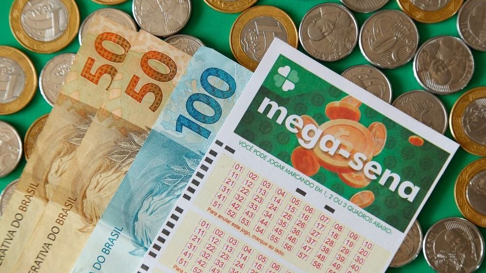 Volantes da Mega-Sena, cédulas de dinheiro e moedas.