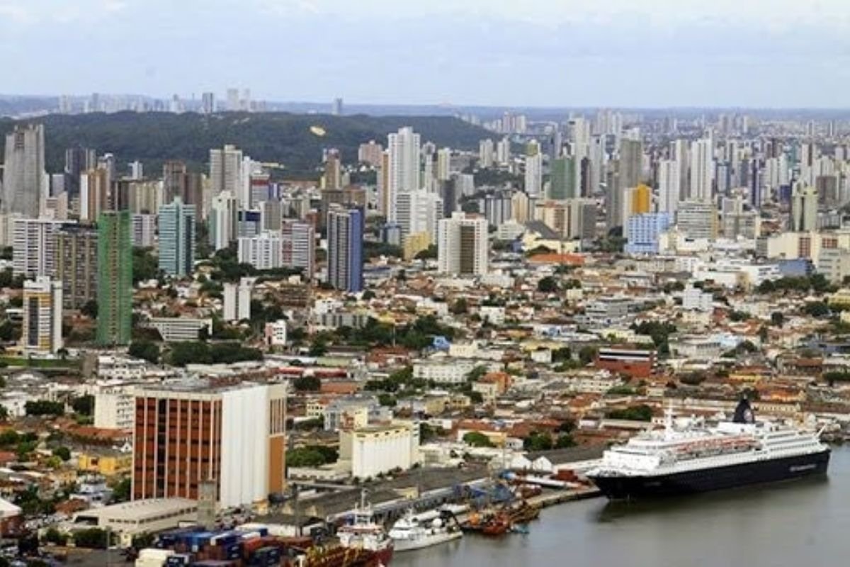 Prefeitura sanciona lei que reduz base do ITIV por 90 dias para estimular regularização de imóveis e movimentar mercado imobiliário.