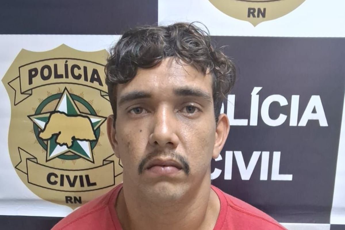 Homem preso por roubo de veículo foge da Delegacia de Plantão da Zona Sul em Natal após se esconder no banheiro durante procedimento interno.