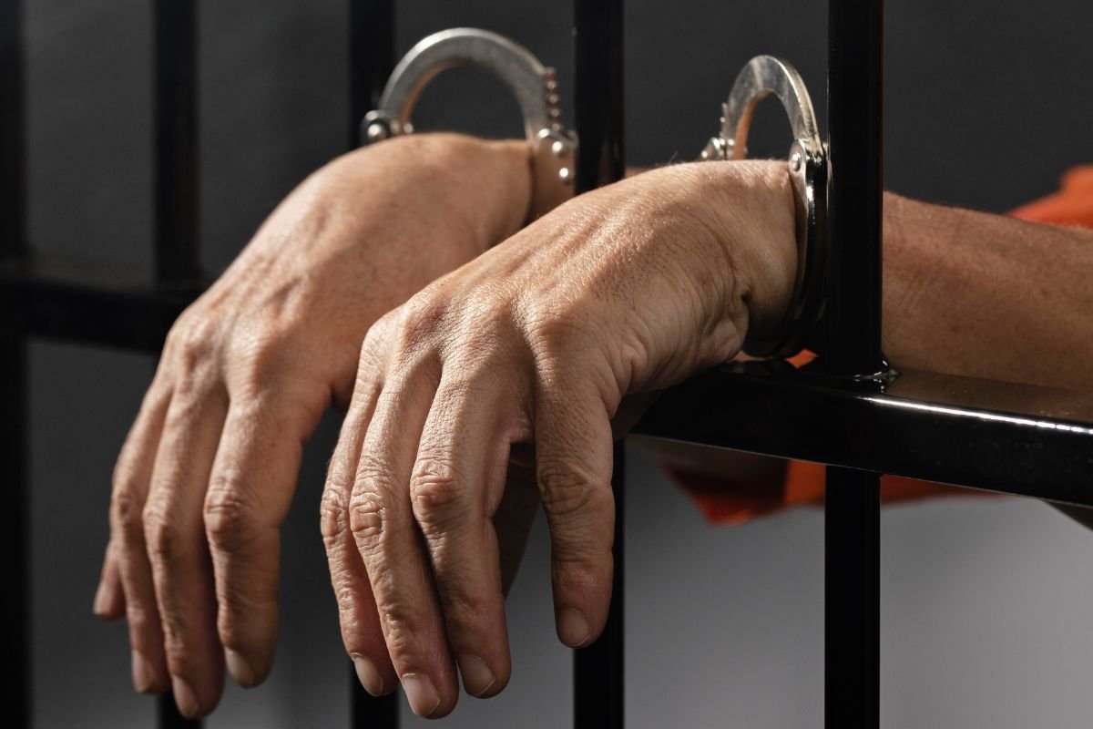 homem-algemado-1.jpg Senado aprova projeto que aumenta penas por crimes sexuais, prevê DNA de acusados e tornozeleira eletrônica em saídas do presídio.