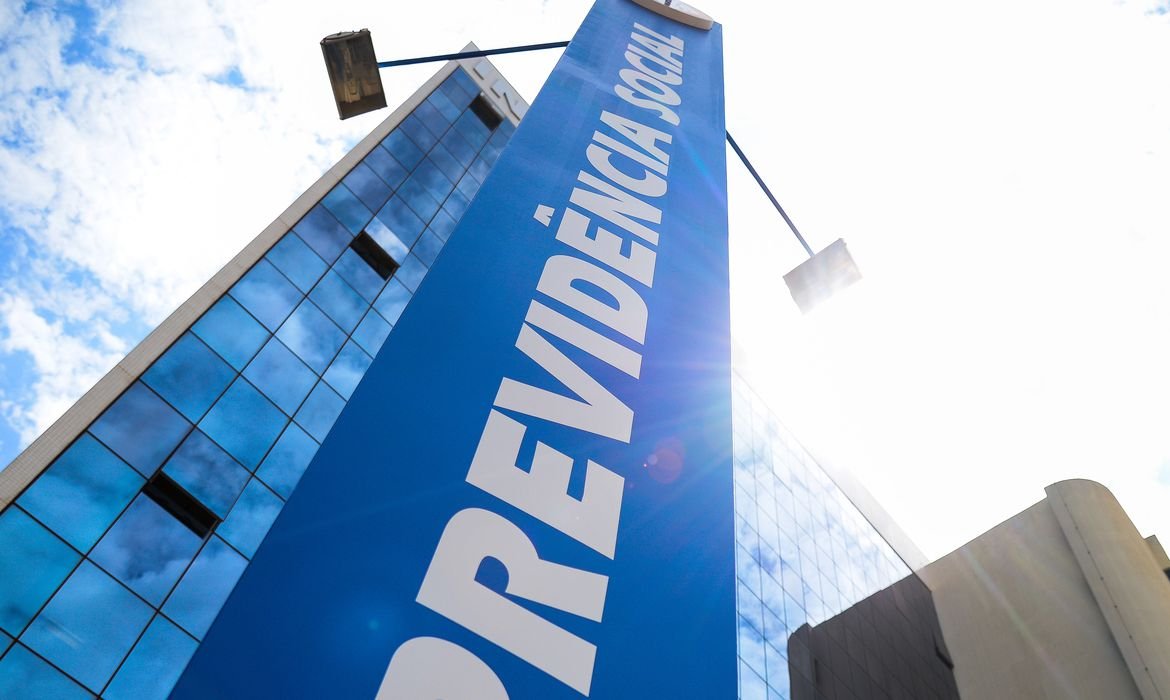 INSS suspende Programa de Gerenciamento de Benefícios por falta de recursos; fila de aposentadorias e auxílios pode voltar a crescer.