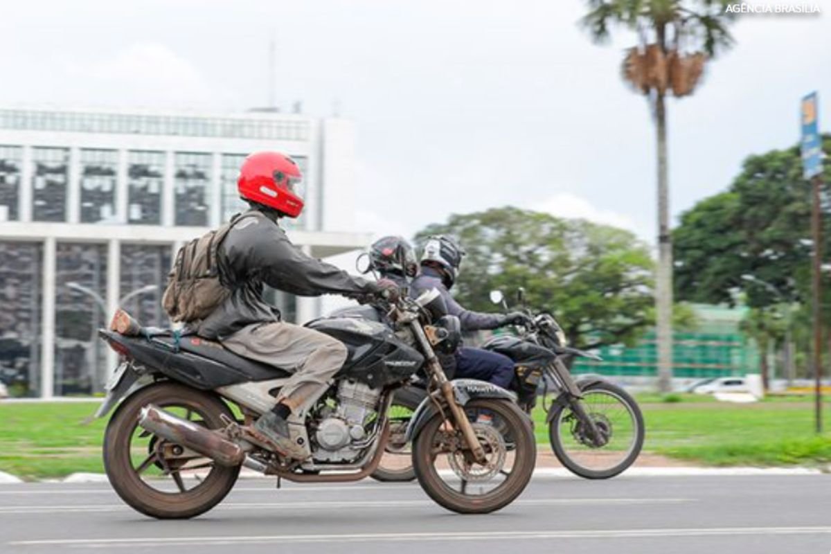 motociclistas.jpg Mortes por motos saltaram para quase 40% em 2023, aponta Ipea. Estudo alerta riscos da regulamentação do mototáxi e impacto na segurança pública.