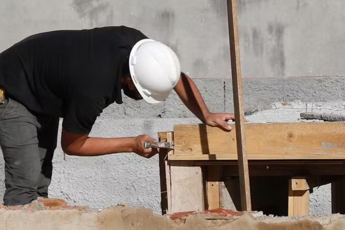 Caixa inicia o Programa Reforma Casa Brasil, oferecendo crédito para reforma de imóveis com juros reduzidos para famílias com renda de até R$ 9,6 mil por mês.