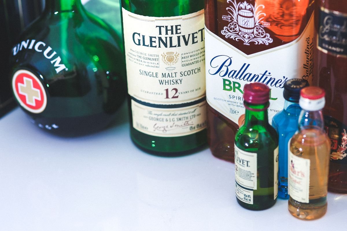 Justiça do RN condena homem a um ano de detenção por furtar garrafa de whisky de R$ 129,99 em supermercado do Alecrim, em Natal.