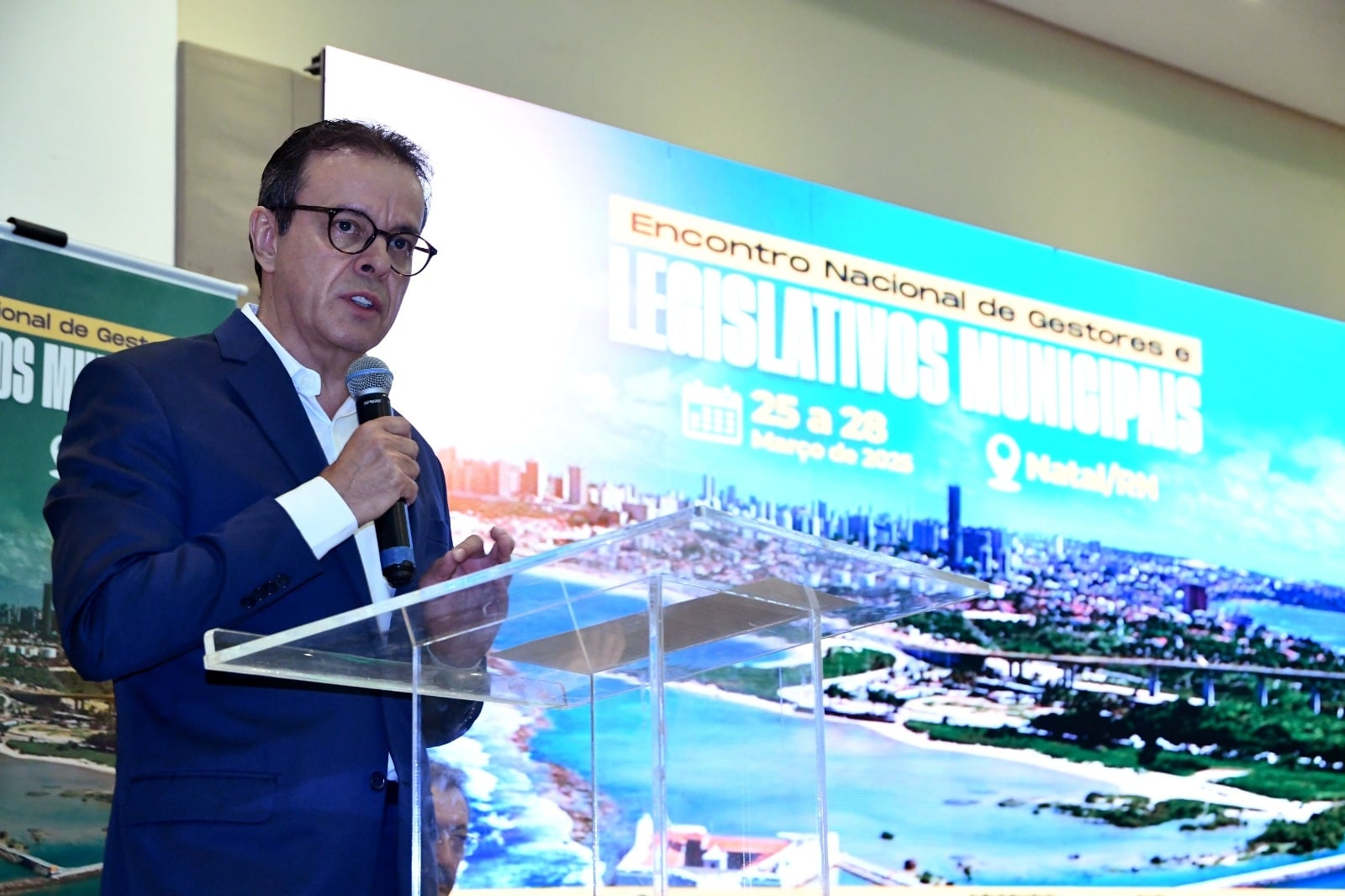 Prefeito de Natal faz mudanças e irmão deixa secretaria 