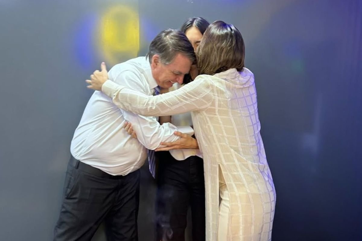 Michelle-e-Jair-Bolsonaro-em-registro-dos-15-anos-da-filha-Laura.jpg Alexandre de Moraes autorizou novas visitas ao ex-presidente Bolsonaro preso na PF. Michelle, Laura e Carlos poderão visitá-lo sob regras específicas.