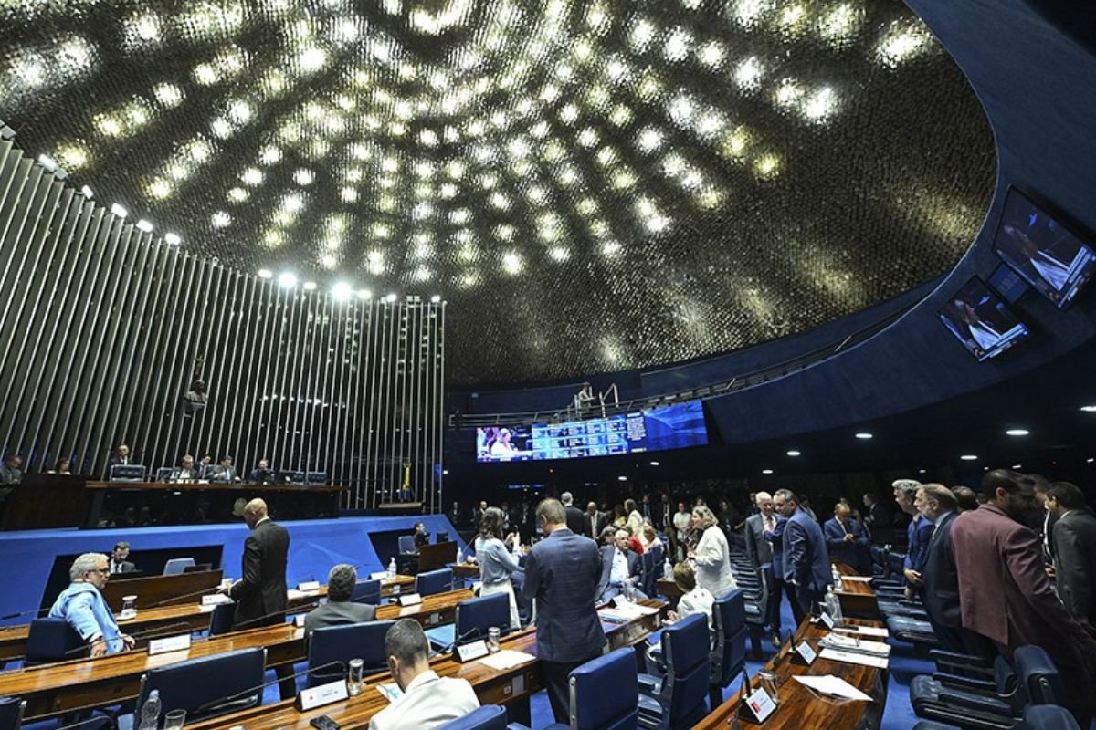 Senado aprova projeto que prorroga até 2030 os benefícios tributários para estações de telecomunicações e equipamentos de internet das coisas.