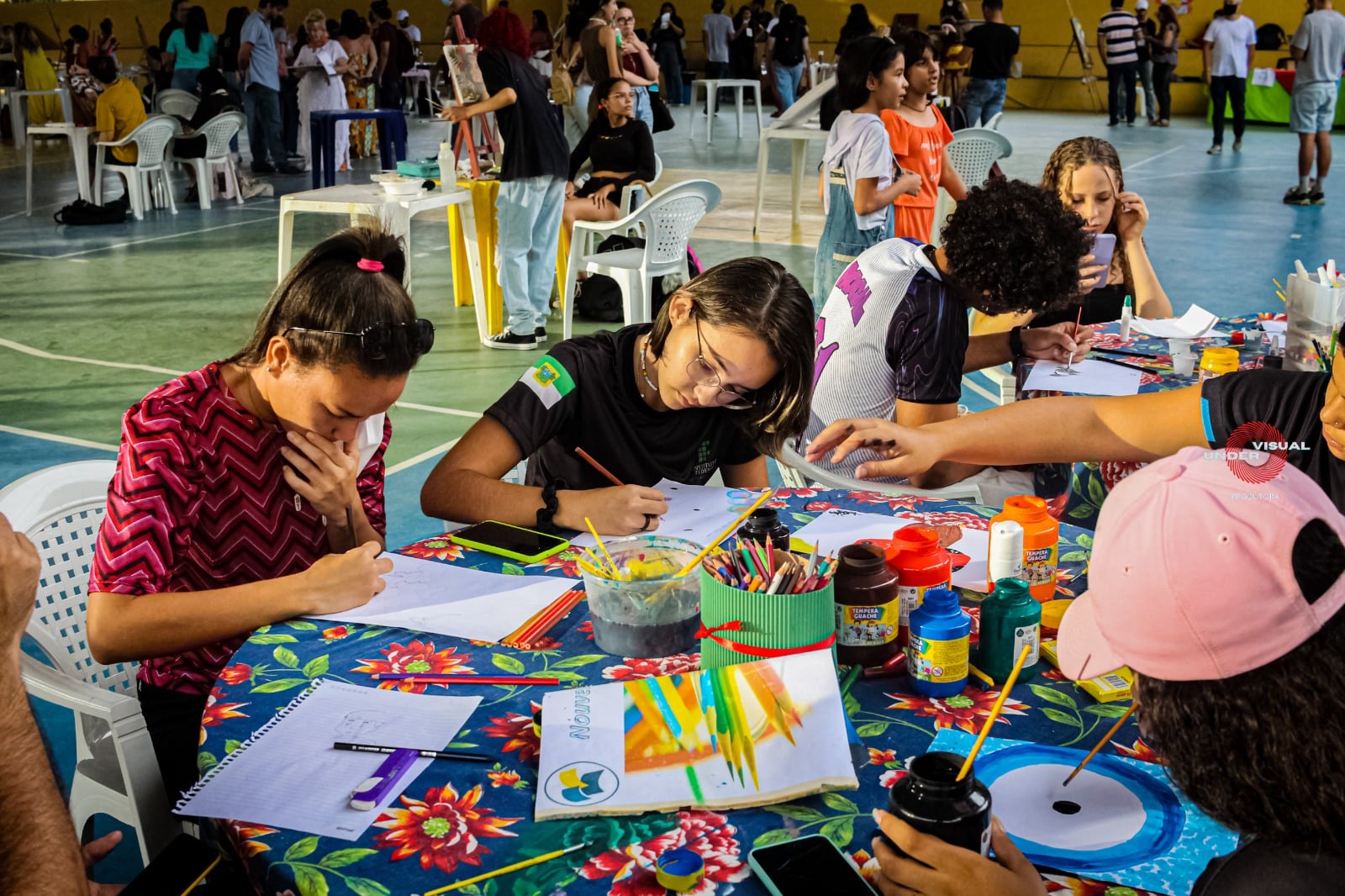 Ateliê a Céu Aberto reúne artistas e público no bairro das Rocas 