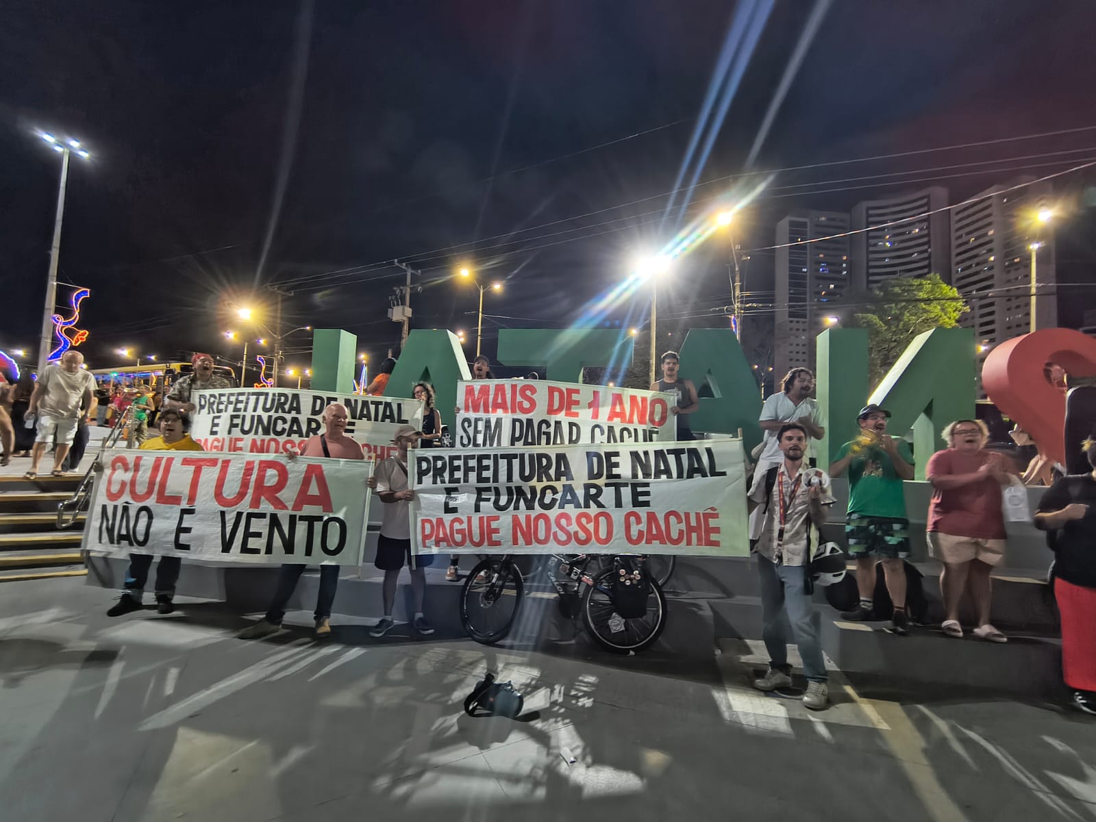 Artistas protestam contra atraso no pagamento de cachês em Natal