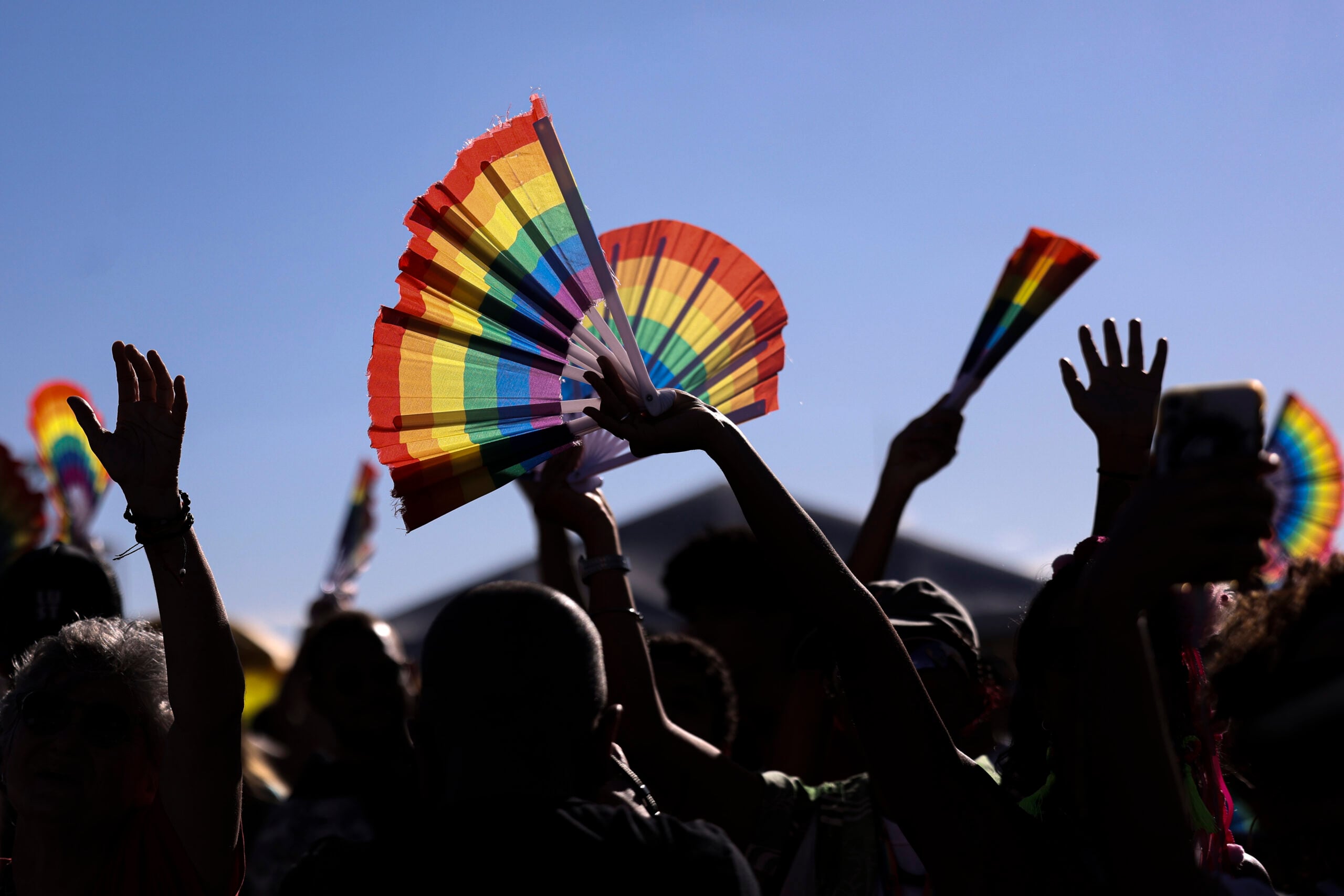 Projeto que proíbe “cura gay” avança em Natal